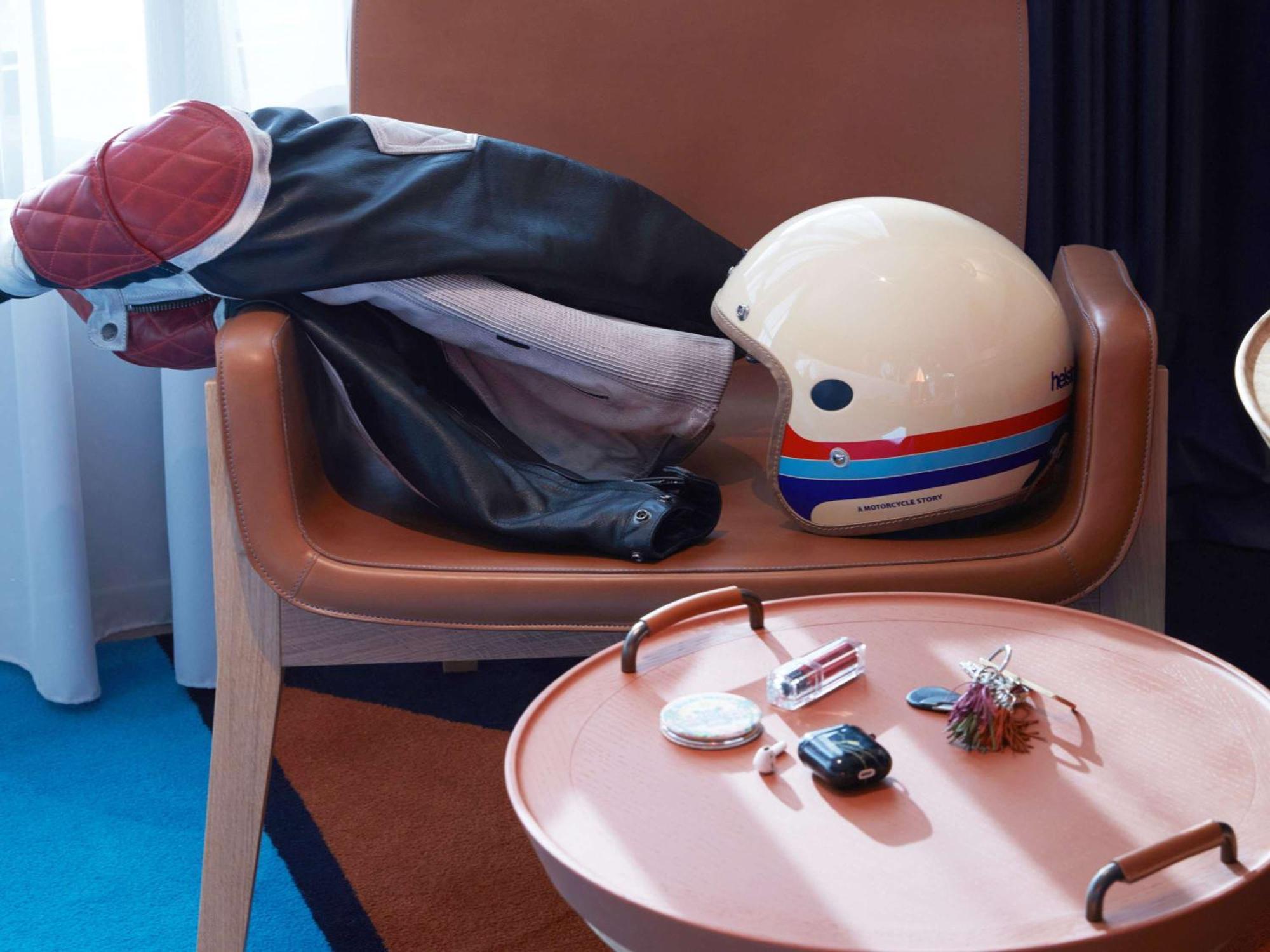So/ Paris Hotel Exterior foto A jet helmet