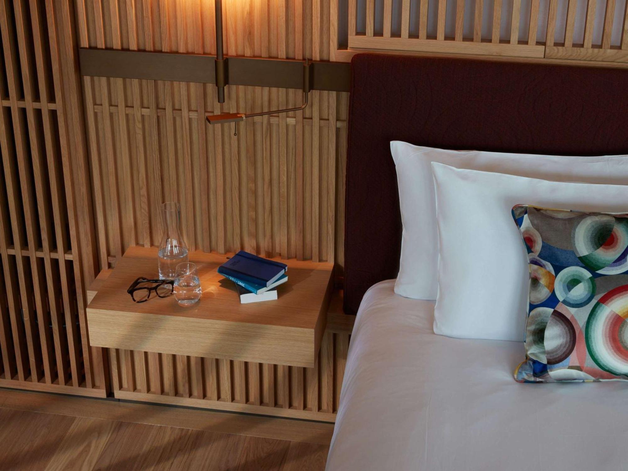 So/ Paris Hotel Exterior foto A bedside table