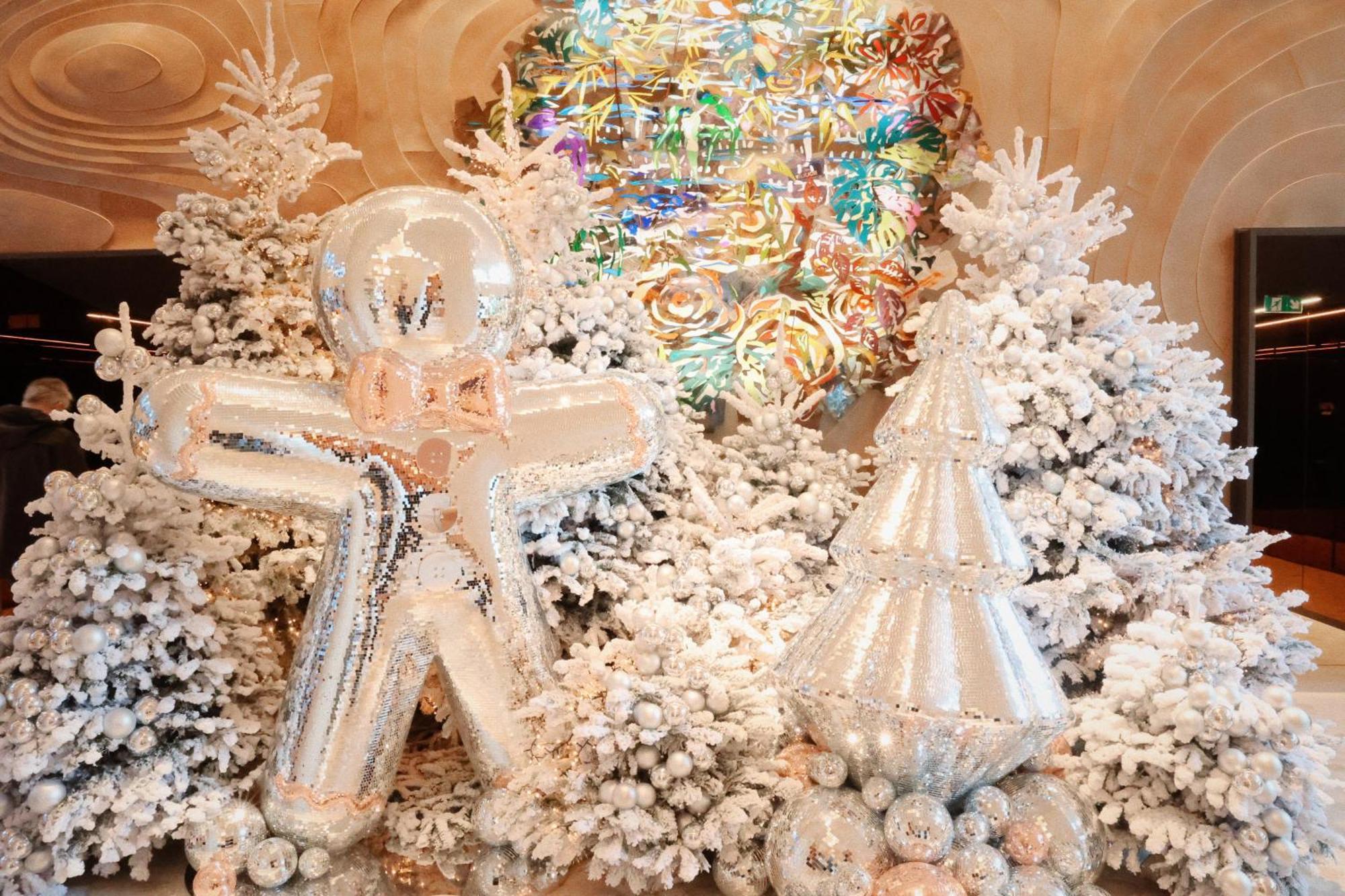 So/ Paris Hotel Exterior foto Christmas tree at the Four Seasons Hotel, Seoul, South Korea