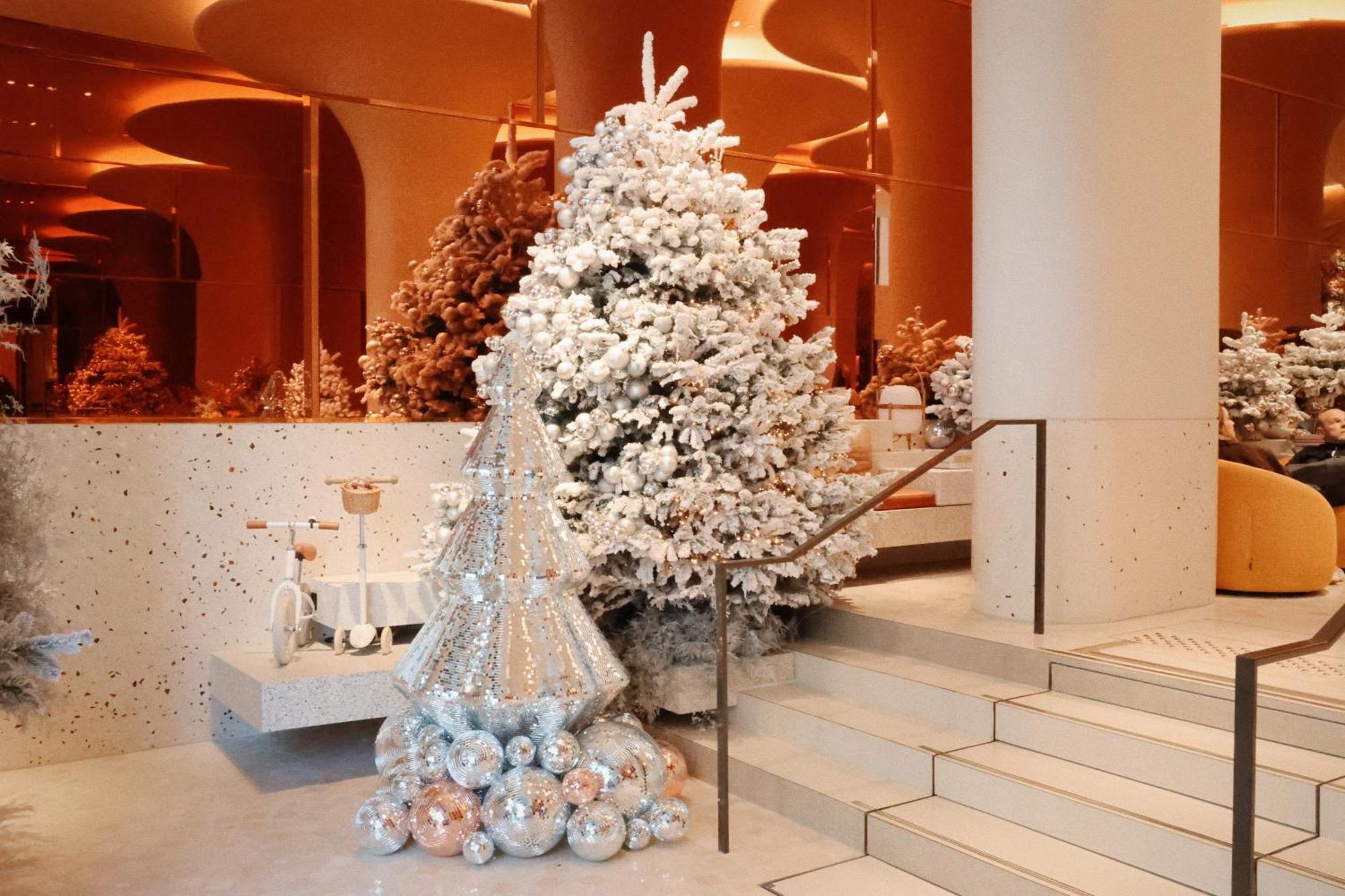 So/ Paris Hotel Exterior foto Christmas tree at the Four Seasons Hotel, Hong Kong