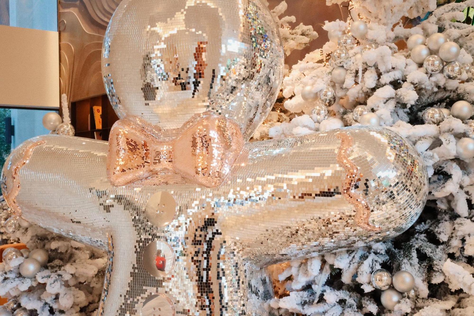 So/ Paris Hotel Exterior foto A Christmas tree decorated with white and silver ornaments