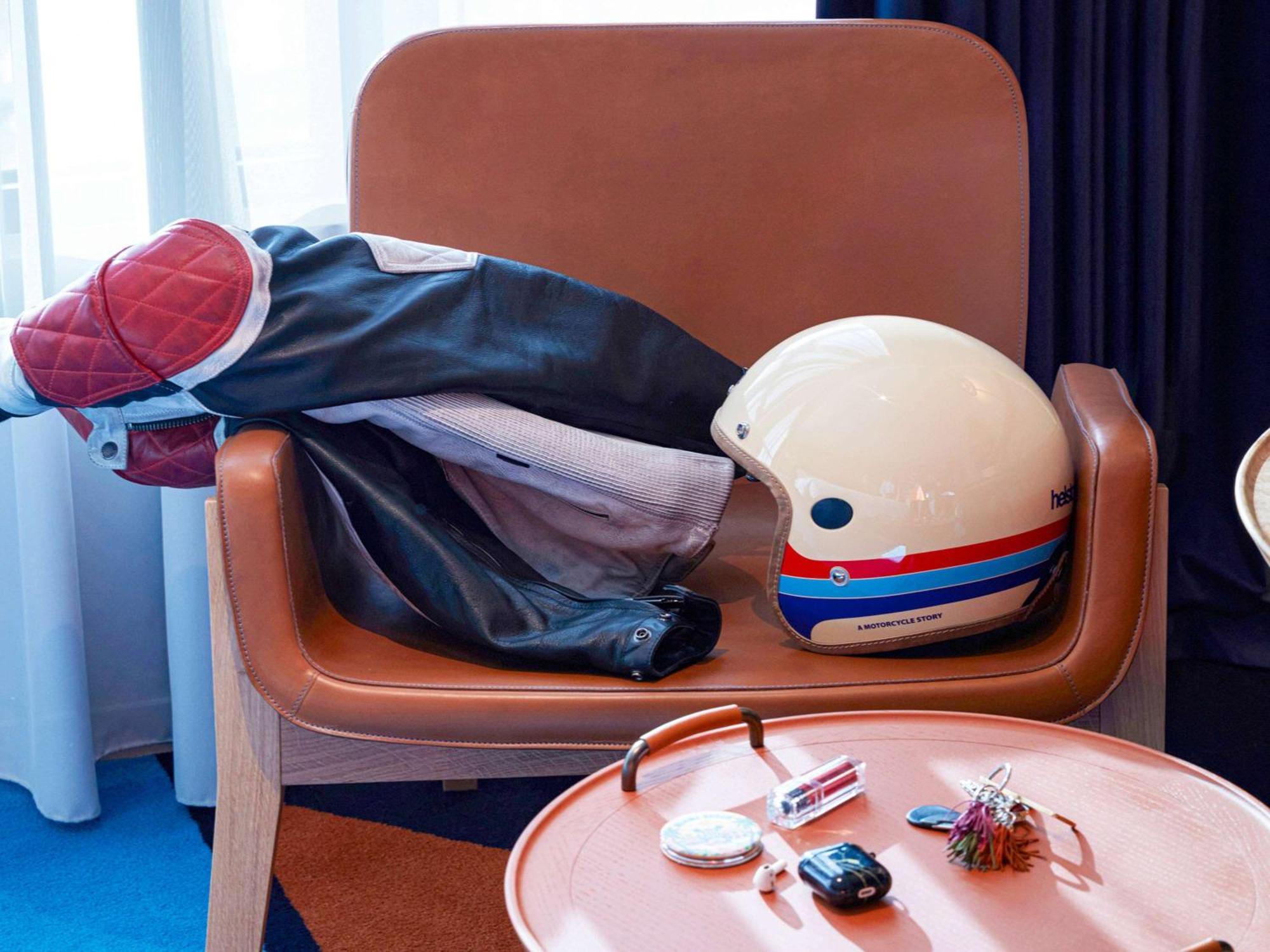 So/ Paris Hotel Exterior foto A motorcycle helmet