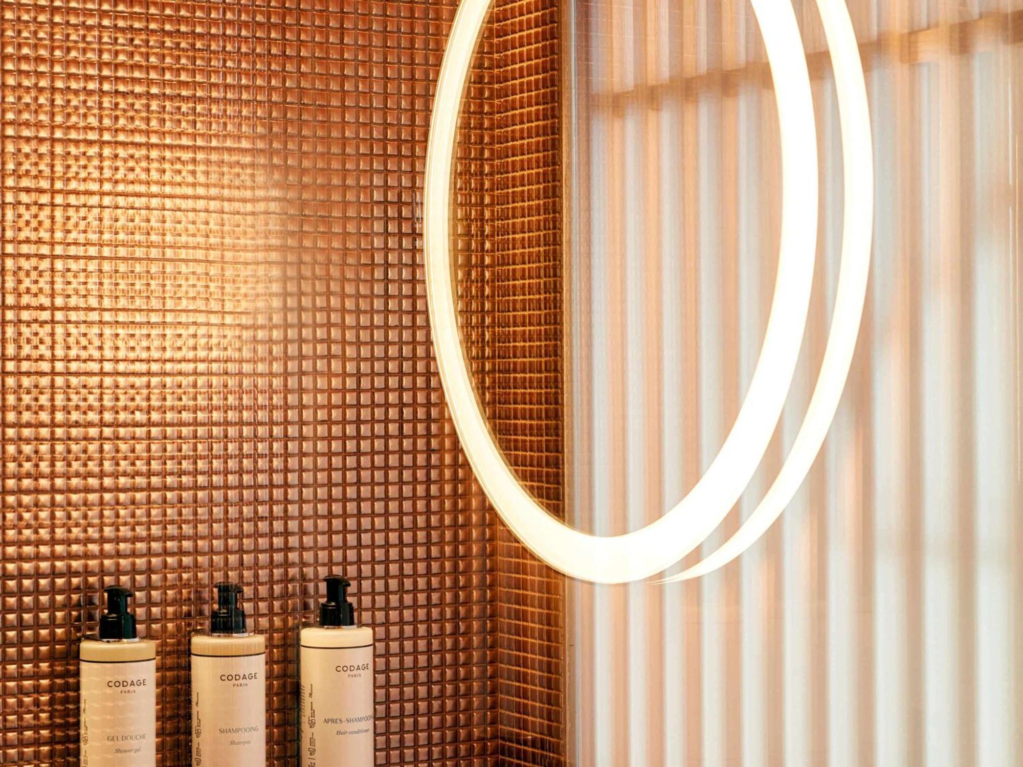 So/ Paris Hotel Exterior foto Copper mosaic tiles