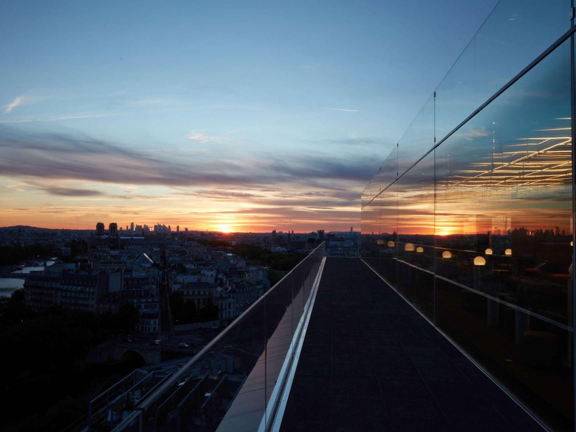 So/ Paris Hotel Exterior foto Sunset over the tracks